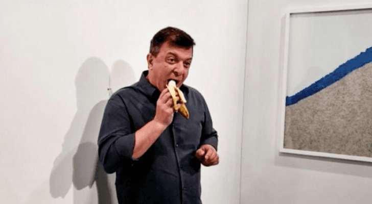ديفيد داتونا وهو يإأكل الموزة