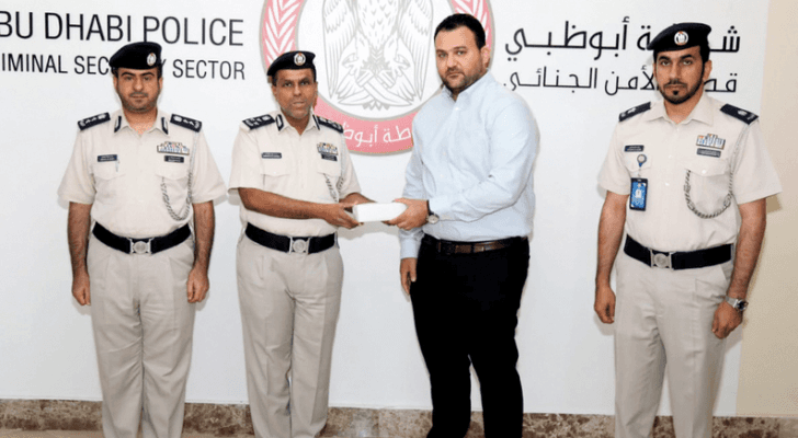 شرطة أبوظبي كرمت الطبيب الأردني لأمانته