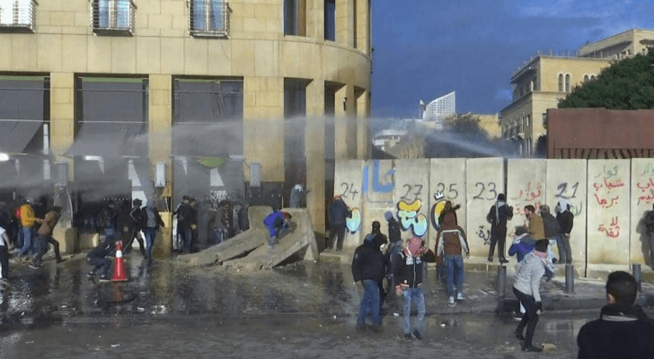 الأمن اللبناني يغلق الطرق المؤدية للبرلمان