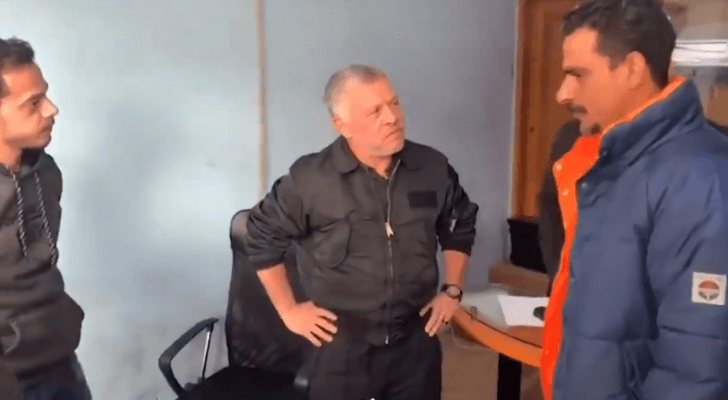 الملك يزور مطبعة ركن الألوان وسط مدينة العقبة