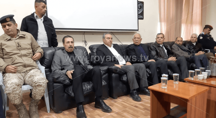 رئيس الديوان يرافقه عدد من الوزراء يلتقون اهالي لواء فقوع في الكرك