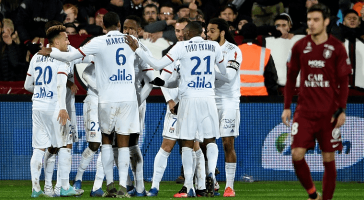 لاعبو ليون يحتفلون بالفوز على متز (2-صفر) في الدوري الفرنسي