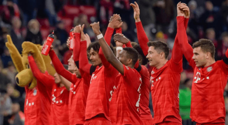 لاعبو بايرن يحتفلون بالفوز على بادربورن 3-2 في المرحلة 23 من الدوري الألماني لكرة القدم