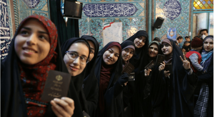 نسوة امام مركز اقتراع في طهران، الجمعة 21 شباط