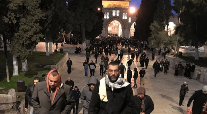 الآلاف من المصلين يؤدون صلاة فجر الجمعة في المسجد الأقصى