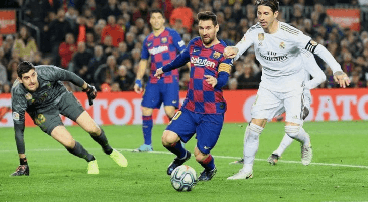 يطمح نادي برشلونة لاستغلال وضع ريال مدريد المتراجع