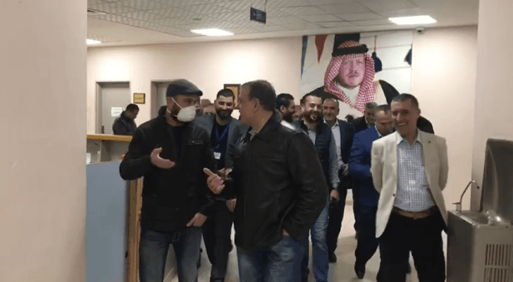 الشاب الحياري برفقة وزير الصحة لحظة خروجه من العزل الصحي