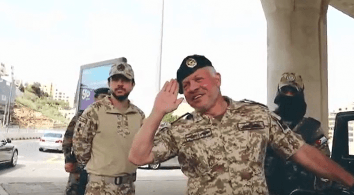 الملك يحيي نشامى الجيش والأجهزة الأمنية في الميدان ويثمن جهودهم