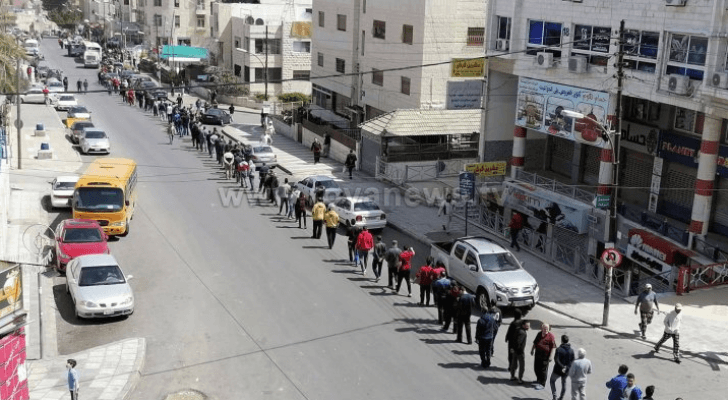مواطنون ينتظرون دورهم لشراء الخبز