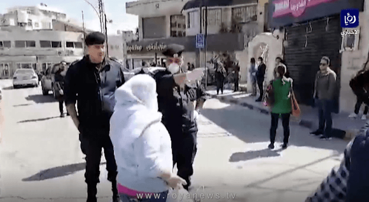 الأمن يغلق احد محال بيع الخضار في اللويبدة بعد رفعه الأسعار