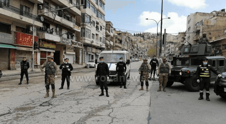 عناصر من الأمن بعد حظر التجول في الأردن