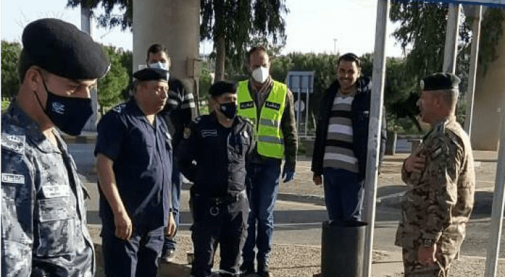 الحواتمة خلال تفقده لعدد من الدوريات ونقاط الغلق في العاصمة
