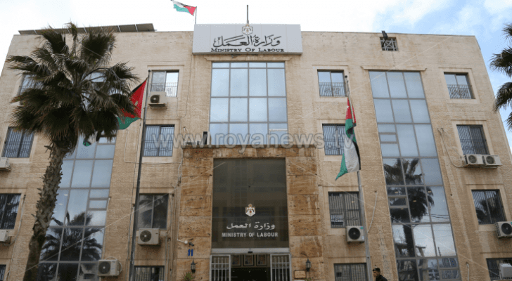 وزارة العمل تتابع انهاء خدمات 1281 عاملا بالقطاع الخاص أواخر آذار الماضي