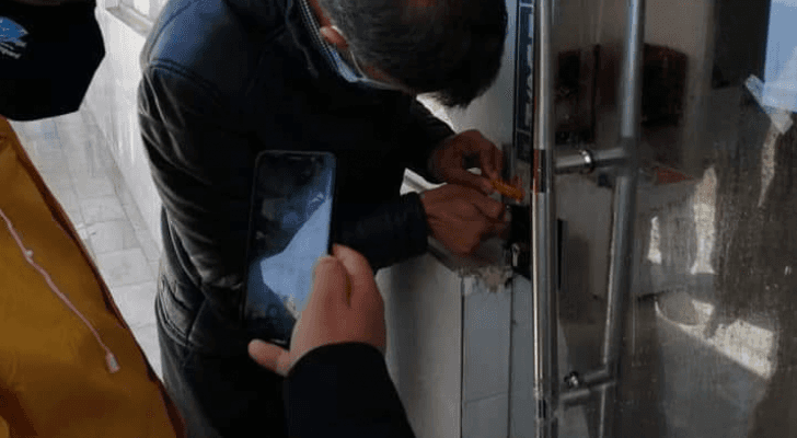 صور لإغلاق المركز الصحي الذي راجعه المتوفي السادس في السلط