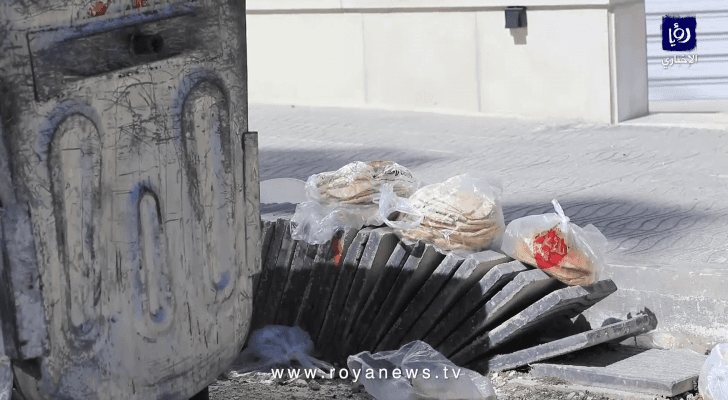 كاميرا رؤيا ترصد كميات كبيرة من الخبز في الشواع ومعلقة على الحاويات
