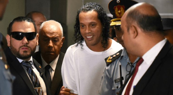 وضع رونالدينيو قيد الاقامة الجبرية في فندق بأسونسيون