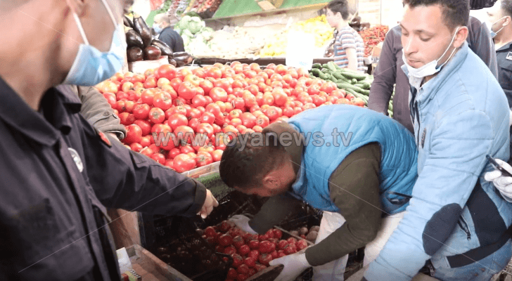 اتلاف خضروات وتنظيم البيع العشوائي في منطقة وسط البلد بعمان