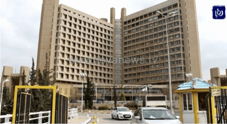 خروج حالتين تعافيتا من الكورونا من مستشفى الملك المؤسس