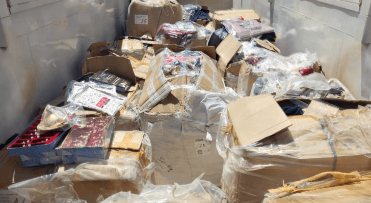 الجمارك الأردنية تحبط تهريب قلاب يحمل البسة