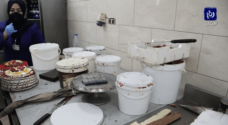 إتلاف كميات كبيرة من الحلويات الفاسدة بإحدى محلات البيع في حي نزل بعمان