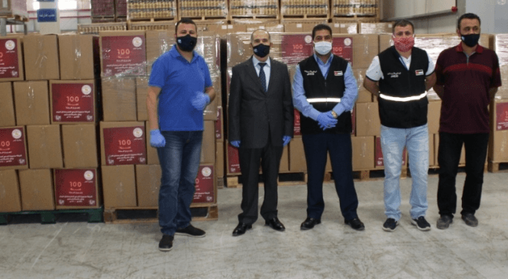 "سنيورة" توزع 1000 طرد غذائي على العائلات المتضررة نتيجة فيروس كورونا المستجد