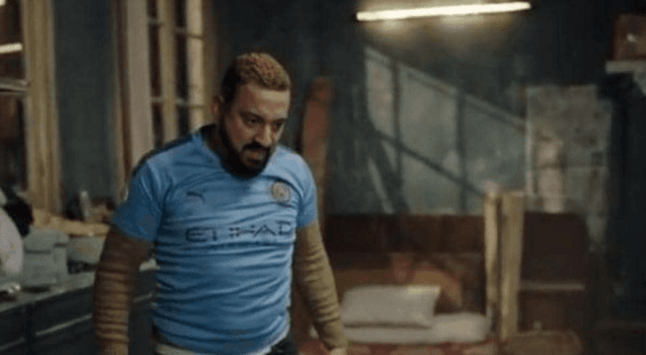 محمد دياب مرتديا زي مانشستر ستي الإنجليزي