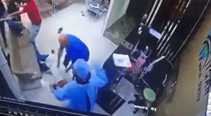 صورة من الفيديو للحظة الاعتداء على الطبيب