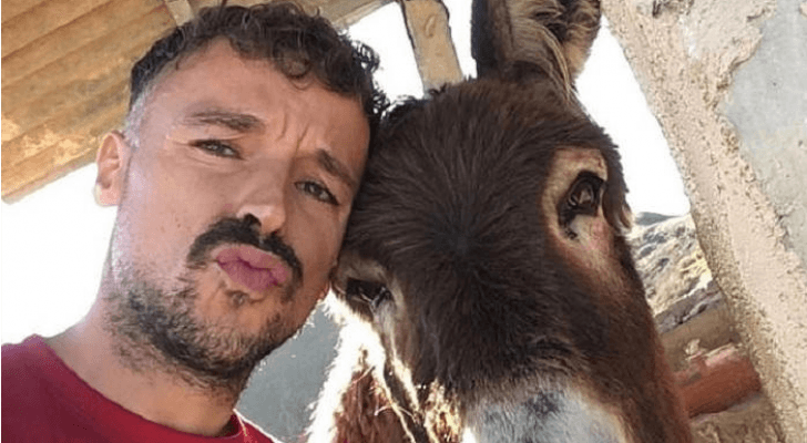 إسباني يلتقي حماره لأول مرة بعد الحجر الصحي