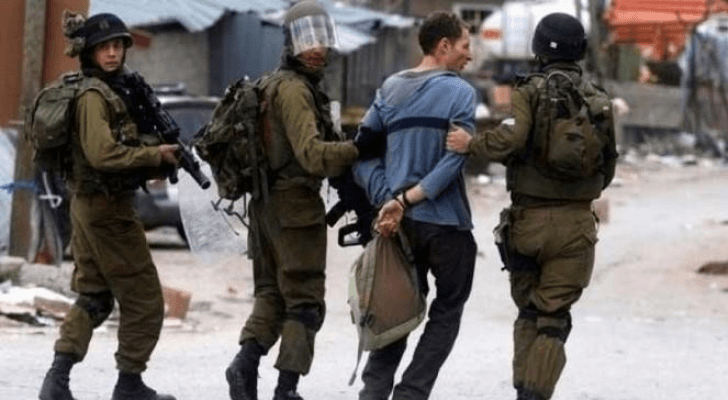 الاحتلال يعتقل 13 فلسطينيا بالضفة الغربية
