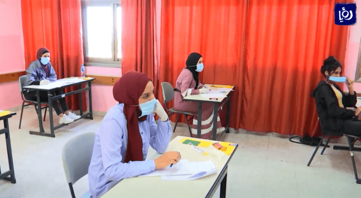 طلبة التوجيهي في فلسطين يؤدون أول امتحاناتهم ضمن إجراءت وقائية مشددة