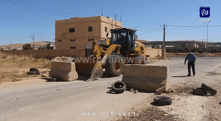 إزالة الحواجز الاستنادية والسواتر الترابية