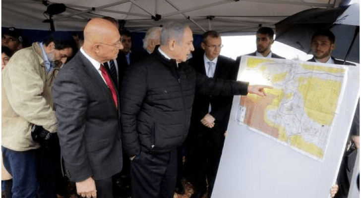 رئيس الوزراء الاحتلال بنيامين نتنياهو يدرس خطة الضم - أرشيفة