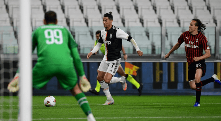 لاعب يوفنتوس البرتغالي كريستيانو رونالدو خلال اياب نصف نهائي كأس ايطاليا لكرة القدم مع ميلان