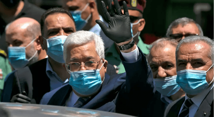 عباس يجول في رام الله لحض السكان على التزام شروط مكافحة كورونا