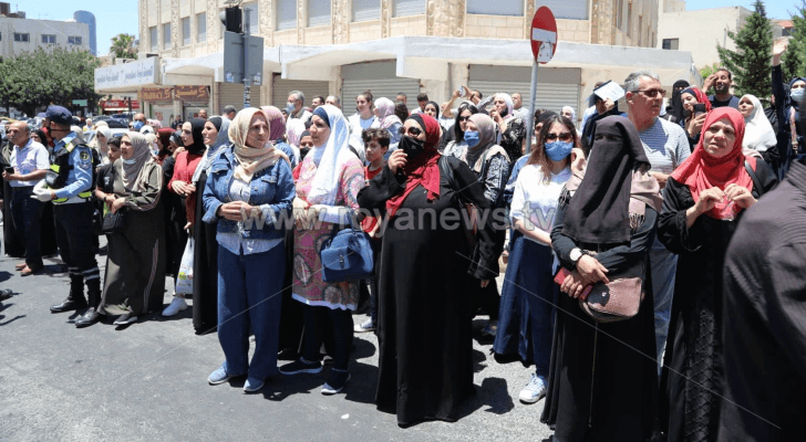 تجمهر اهالي الطلبة أمام احد مراكز تقديم الامتحانات