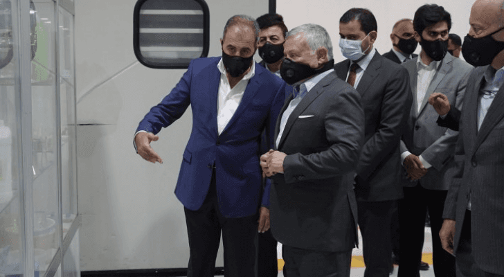 جلالته الملك خلال زيارته مجموعة أحد المصانع في المفرق