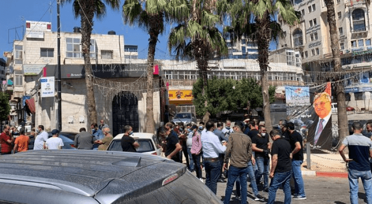 تجار رام الله يحتجون على الإغلاق ويطالبون بفتح محالهم التجارية