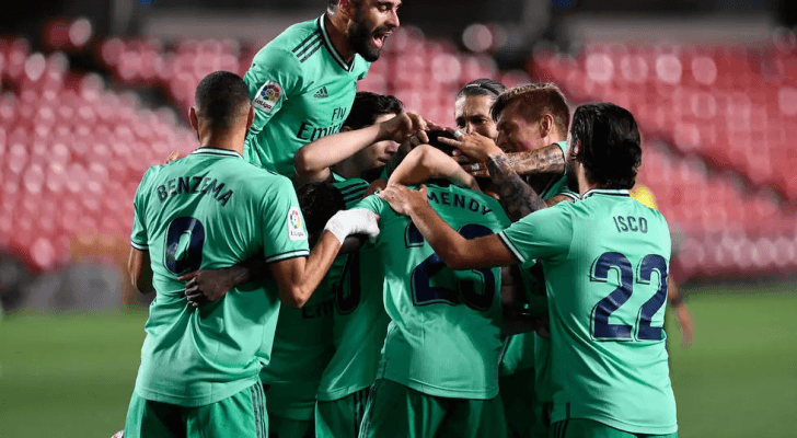 لاعبو ريال مدريد يحتفلون بعد الهدف الذي سجله الفرنسي فيرلان مندي في مرمى غرناطة