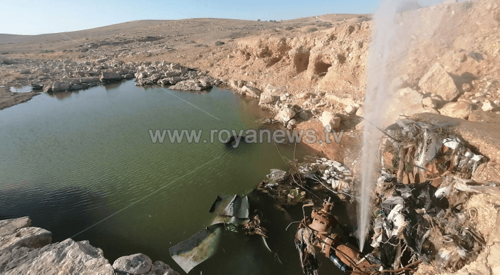 انفجار خط مياه على طريق اوتوستراد المفرق الزرقاء
