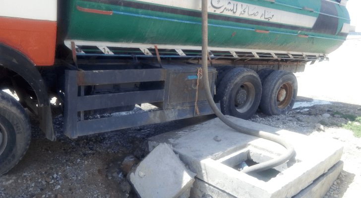 ضبط صهريج مياه يعتدي على خط ناقل الديسي بالقطرانة