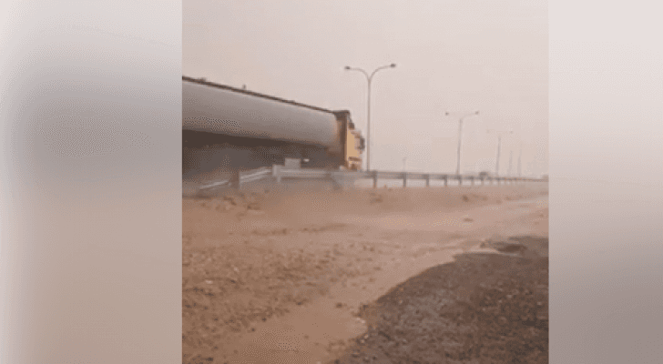 الأمن يحذر مرتادي الطريق الصحراوي من الأمطار الغزيرة