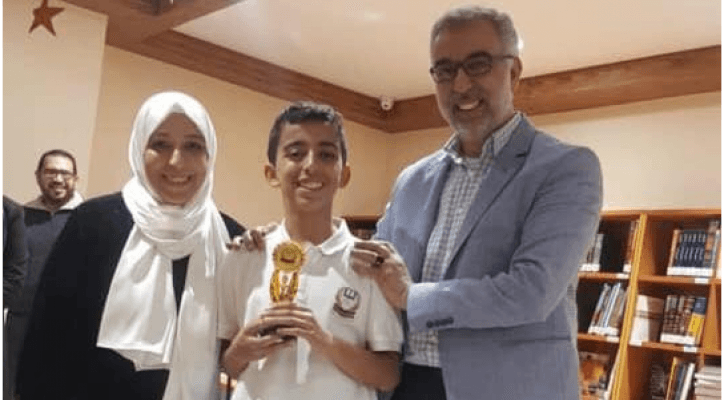 الطفل علي الدراس ووالده ووالدة