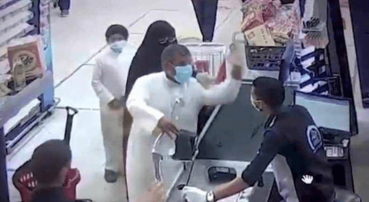الواقعة أثارتردود فعل غاضبة وموجة تعاطف مع الموظف المصري