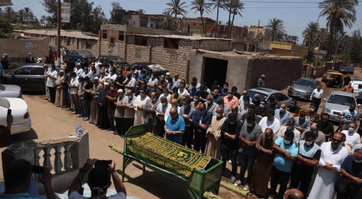 وداع مهيب لـ "طبيب الغلابة" في مصر