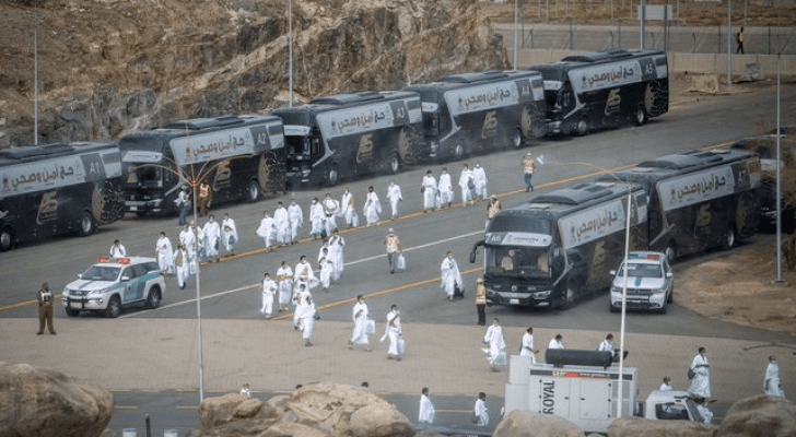 حجاج بيت الله الحرام يبدأون النفرة من عرفات