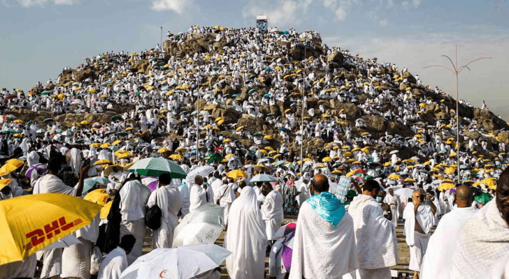 حجاج بيت الله الحرام يقفون على جبل عرفات - ارشيفية