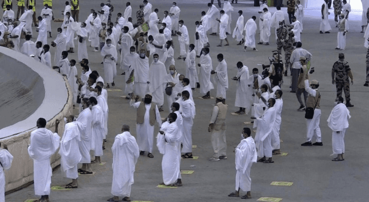 الحجاج يرمون جمرة العقبة
