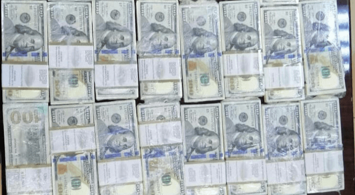 احباط محاولة احتيال بـ 250 ألف دولار مزيفة.. وضبط المتورطين