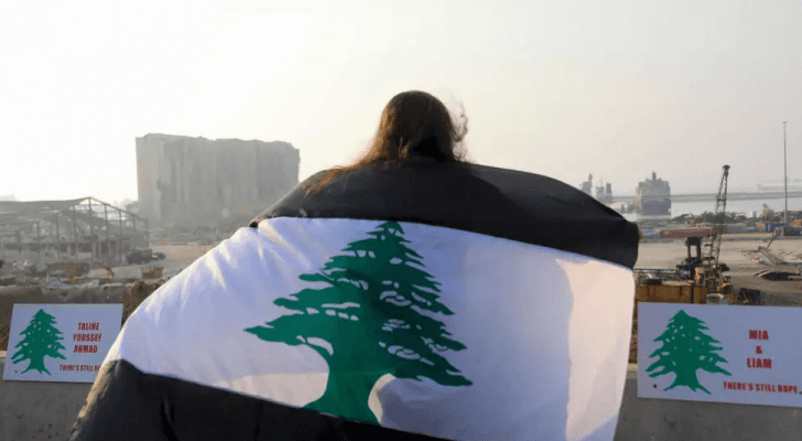 سيدة في موقع انفجار مرفأ بيروت