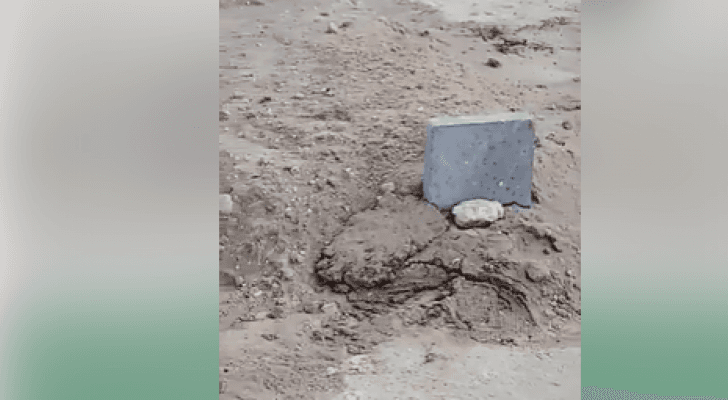 بهذه البساطة والتواضع يدفن أمير الكويت وهذا قبره